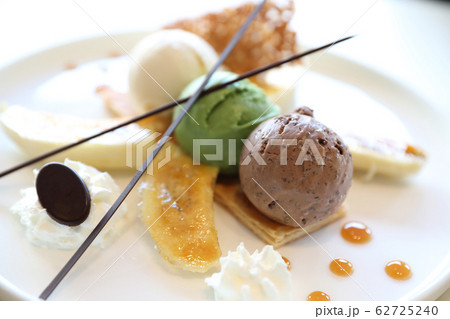 banana split sundae ice cream 62725240