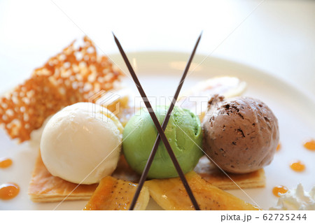 banana split sundae ice cream 62725244