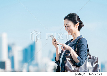 ビジネス 若い女性 ビジネス 若い女性 62725710