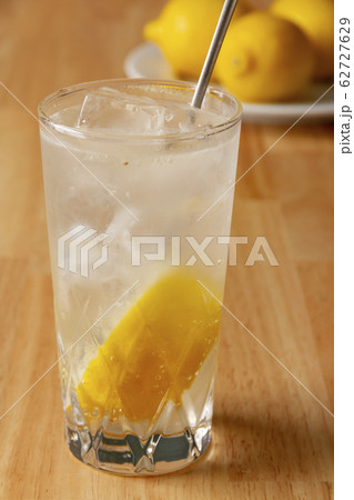 レモンサワーと新鮮なレモン 62727629