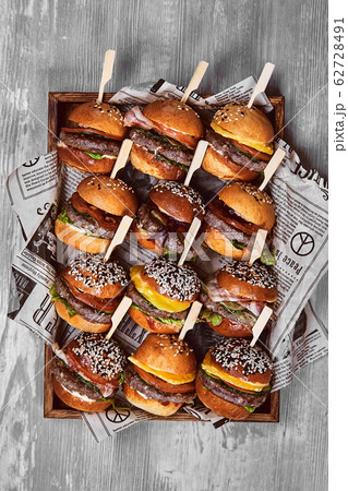 Big set of many hamburgers. Top view, cheesrubogers beautifully laid out on a tray. Seth fast food. Food background, copy space. Big set of many hamburgers. Top view, cheesrubogers beautifully laid out on a tray. Seth fast food. Food background, copy space. 62728491