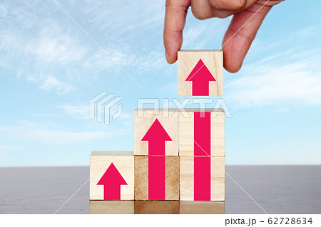 上昇する矢印を積み上げて成功しよう building rising arrows go up. Pr 62728634