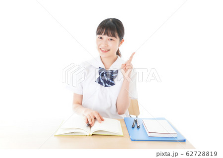 指を指す制服姿の女子学生 指を指す制服姿の女子学生 62728819