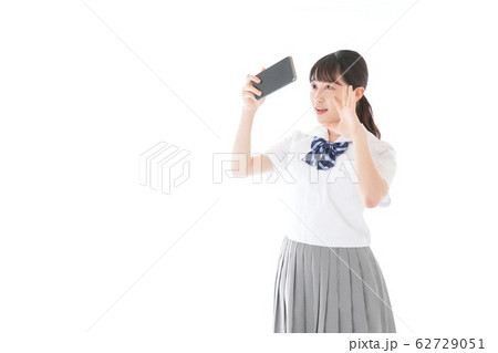 スマホを使う制服姿の女子学生 62729051