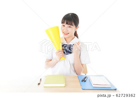 応援をする制服姿の女子学生 62729362