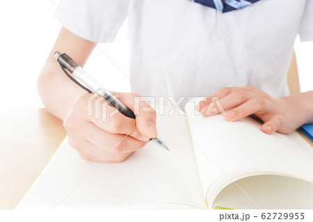 机で勉強をする制服姿の女子学生 机で勉強をする制服姿の女子学生 62729955