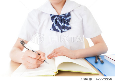 机で勉強をする制服姿の女子学生 机で勉強をする制服姿の女子学生 62729956