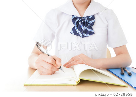 机で勉強をする制服姿の女子学生 机で勉強をする制服姿の女子学生 62729959