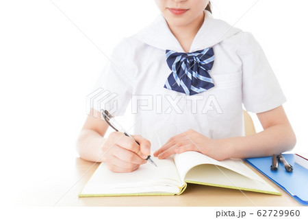 机で勉強をする制服姿の女子学生 机で勉強をする制服姿の女子学生 62729960