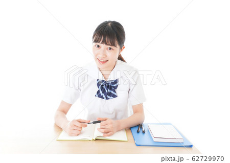 机で勉強をする制服姿の女子学生 机で勉強をする制服姿の女子学生 62729970