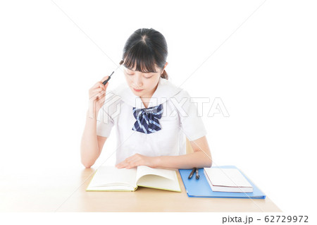 机で勉強をする制服姿の女子学生 机で勉強をする制服姿の女子学生 62729972