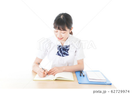 机で勉強をする制服姿の女子学生 62729974