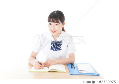 机で勉強をする制服姿の女子学生 62729975