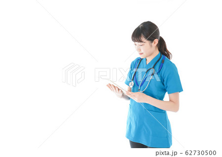 笑顔の若い女性看護師 笑顔の若い女性看護師 62730500