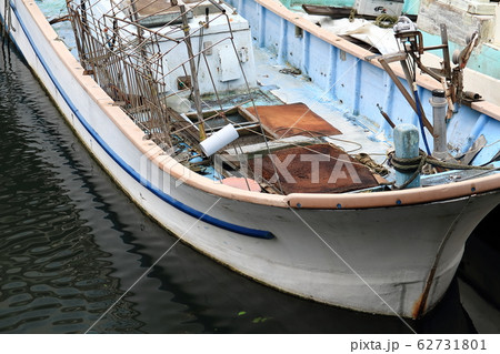 子安漁港の老朽船 62731801