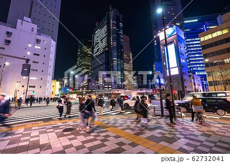 《東京都》東京ビジネス街・帰宅するビジネスマン 《東京都》東京ビジネス街・帰宅するビジネスマン 62732041