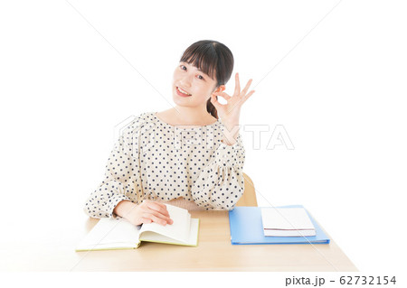 机で勉強をする若い女性 机で勉強をする若い女性 62732154