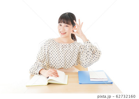 机で勉強をする若い女性 62732160