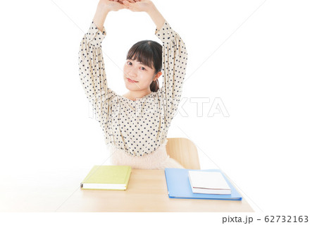 机で勉強をする若い女性 机で勉強をする若い女性 62732163