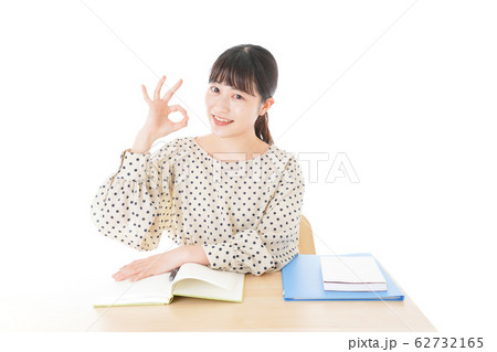 机で勉強をする若い女性 62732165