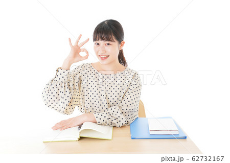 机で勉強をする若い女性 机で勉強をする若い女性 62732167