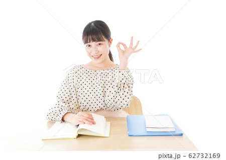 机で勉強をする若い女性 机で勉強をする若い女性 62732169