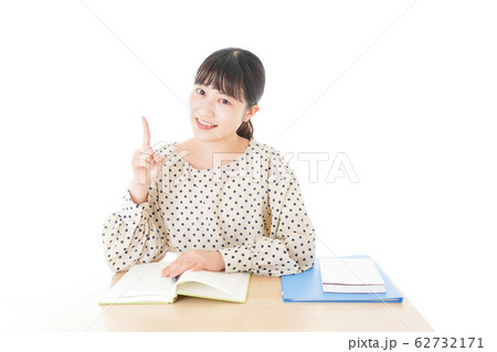机で勉強をする若い女性 机で勉強をする若い女性 62732171