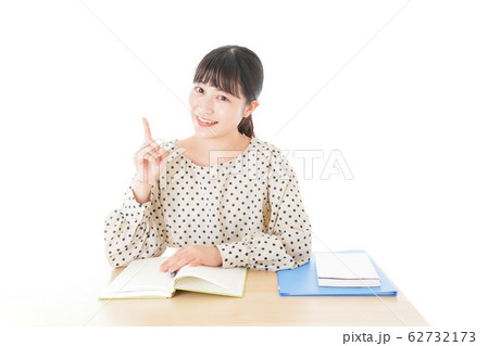 机で勉強をする若い女性 机で勉強をする若い女性 62732173