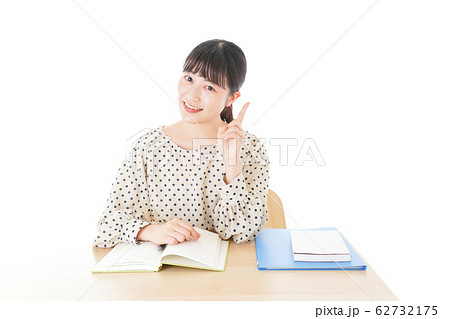 机で勉強をする若い女性 62732175