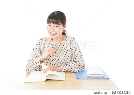 机で勉強をする若い女性 机で勉強をする若い女性 62732180