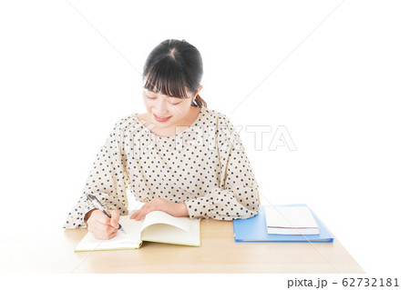 机で勉強をする若い女性 机で勉強をする若い女性 62732181