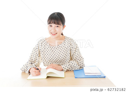机で勉強をする若い女性 机で勉強をする若い女性 62732182