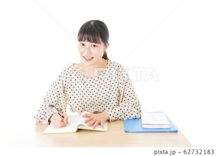机で勉強をする若い女性 机で勉強をする若い女性 62732183