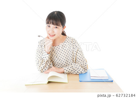 机で勉強をする若い女性 机で勉強をする若い女性 62732184