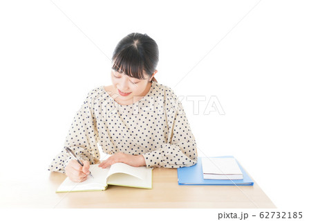 机で勉強をする若い女性 机で勉強をする若い女性 62732185