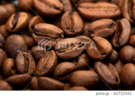 Coffee beans close-up background. Fresh roasted 62732581