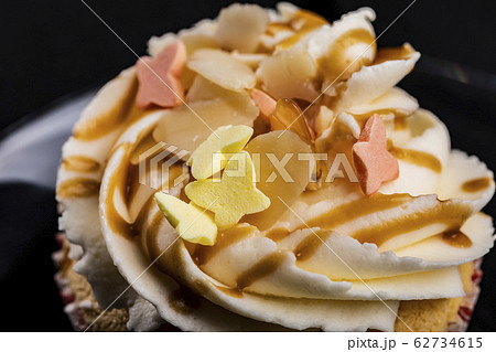 Cupcake buttercream topping closeup Cupcake buttercream topping closeup 62734615