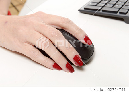 close-up of businesswoman's hand on mouse 62734741