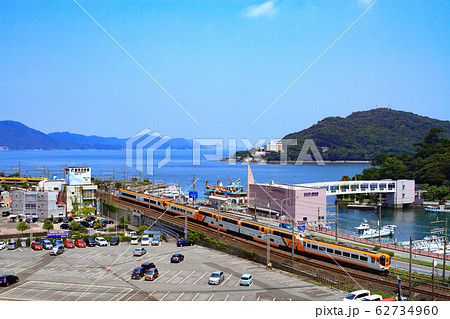 鳥羽市の町並みと近鉄電車 鳥羽市の町並みと近鉄電車 62734960