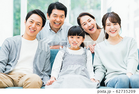 笑顔の三世代家族 笑顔の三世代家族 62735209