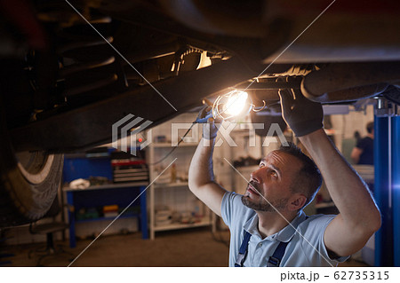 Car Mechanic in Shop Car Mechanic in Shop 62735315