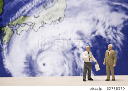 台風について話し合う男たち 台風について話し合う男たち 62736370