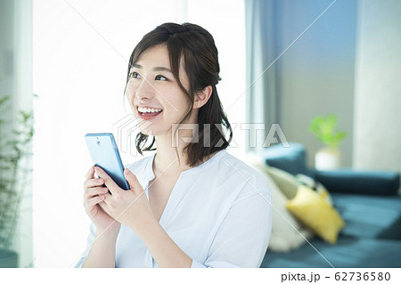 若い女性・スマートフォン 62736580