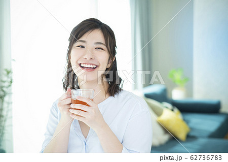 若い女性・ティータイム 62736783