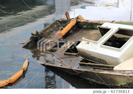 子安漁港の沈没船 62736813