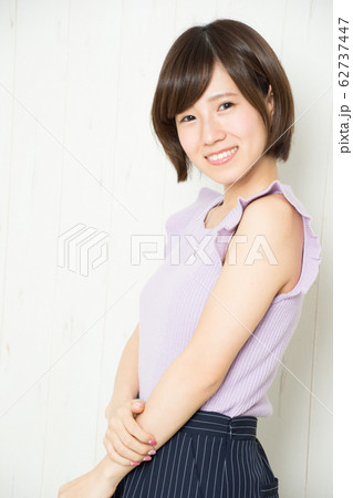 夏服の女性 62737447