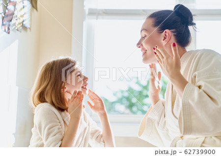 Mother and daughter caring for skin Mother and daughter caring for skin 62739900