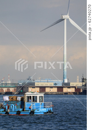 横浜港の風車 62740270
