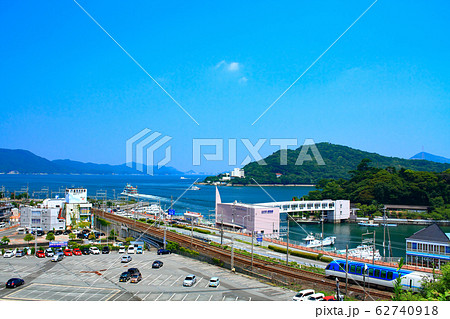 鳥羽市の町並みと近鉄電車 62740918