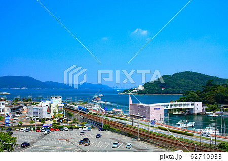 鳥羽市の町並みと近鉄電車 鳥羽市の町並みと近鉄電車 62740933